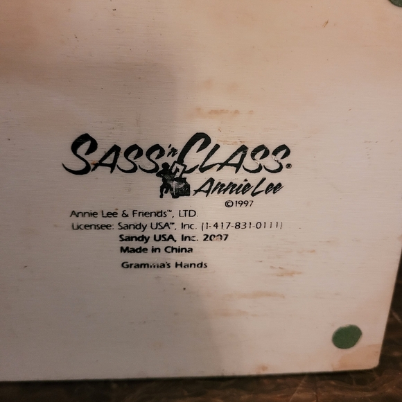 Sass n class Grandma's hands Figurine - Picture 8 of 8